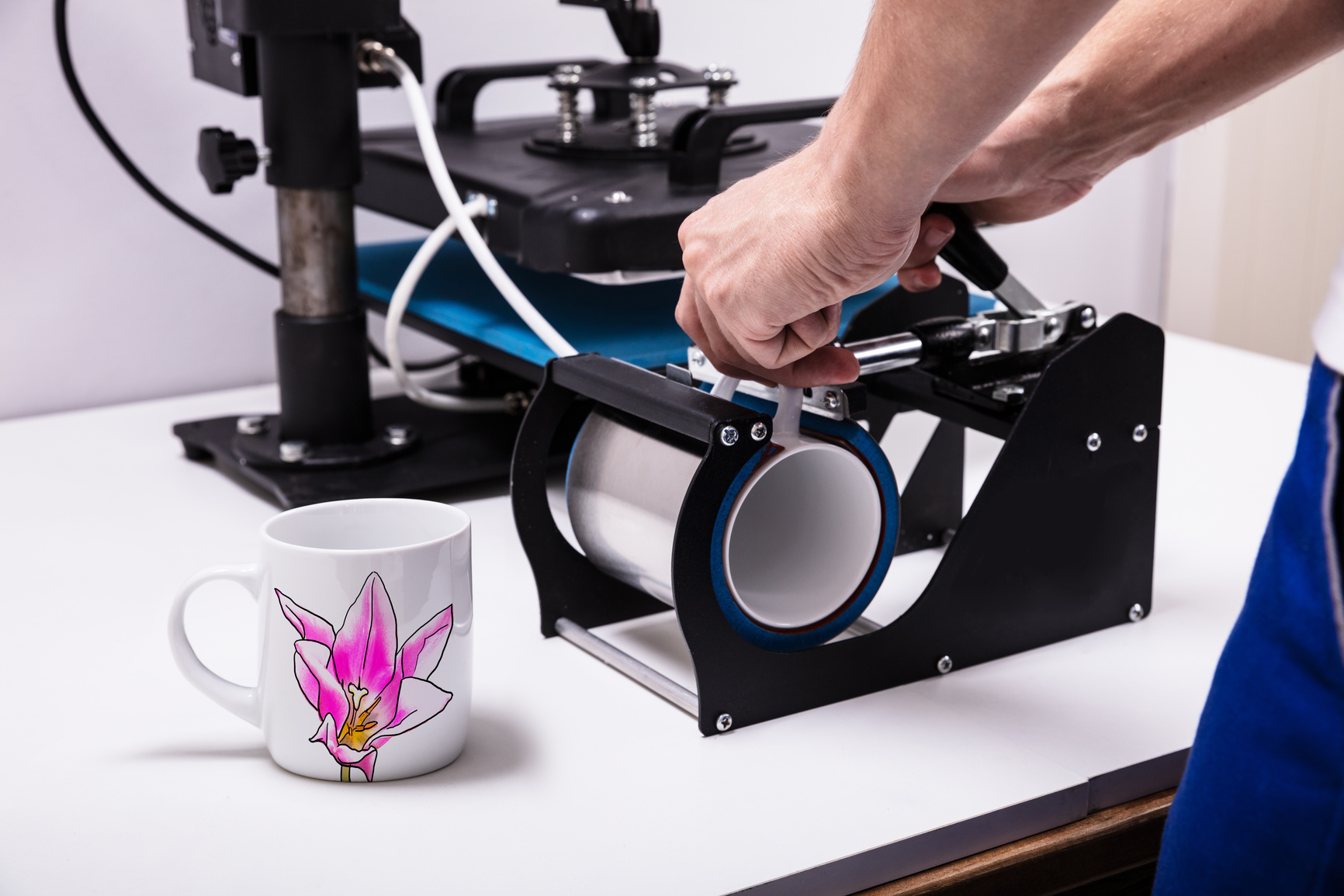Printing on mugs in workshop